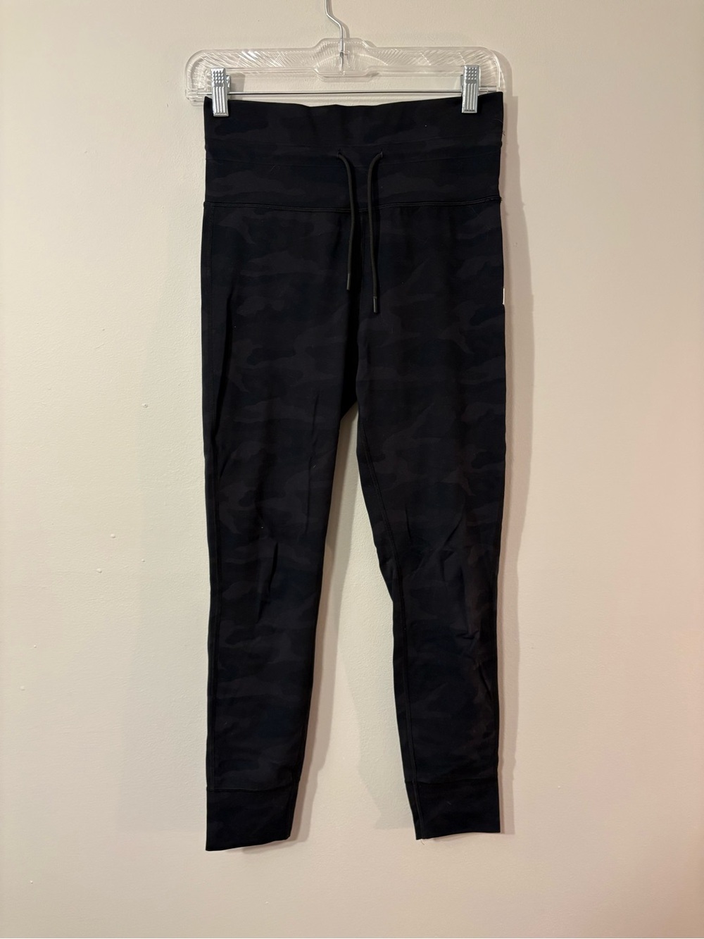 Vuori Black Tonal Camo Jogger Leggings — Drawstring Waist 🖤